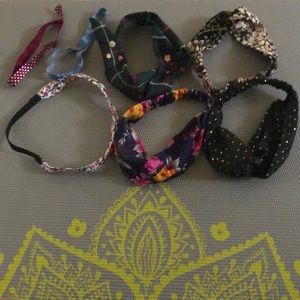 7 x hair ties and headbands. Lightly used and tags removed